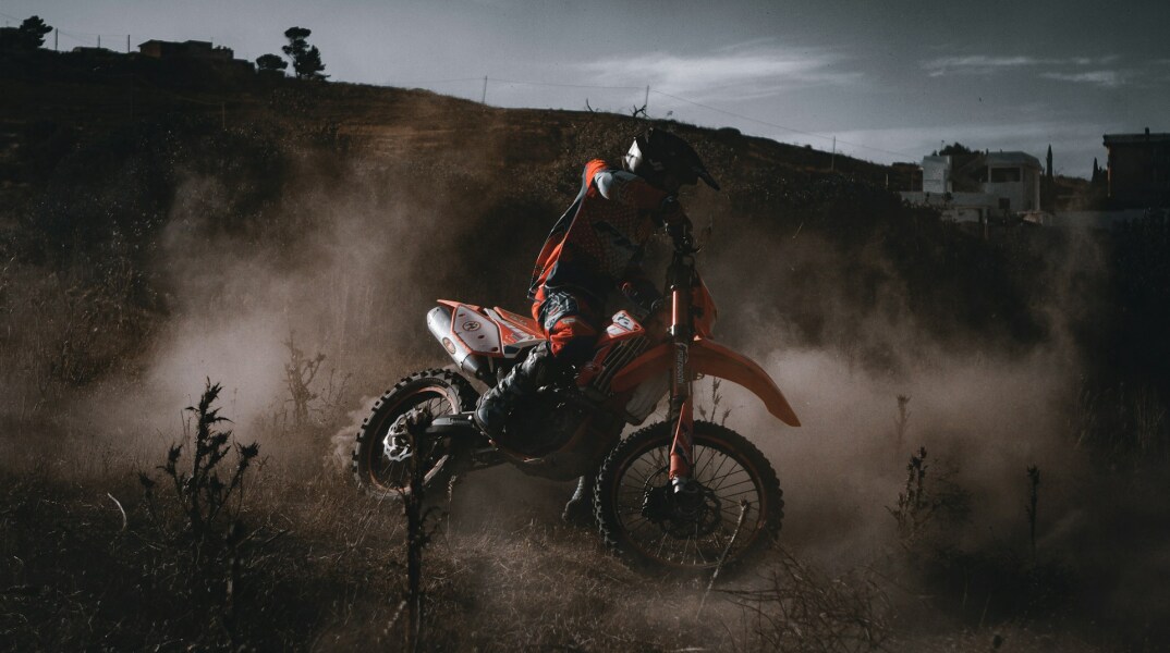 Άτομο πάνω σε μηχανή τύπου cross