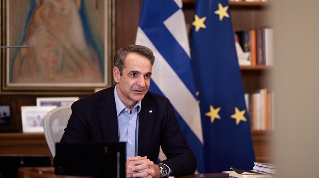 Ο Κυριάκος Μητσοτάκης στο γραφείο του στο Μέγαρο Μαξίμου