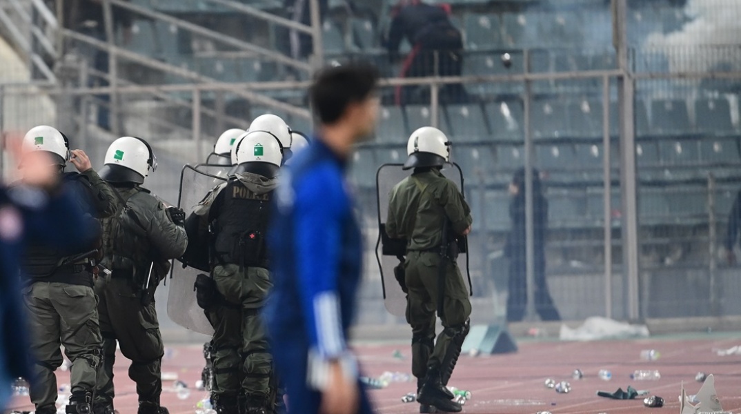 Αστυνομικοί σε γήπεδο όπου έχουν προηγηθεί επεισόδια