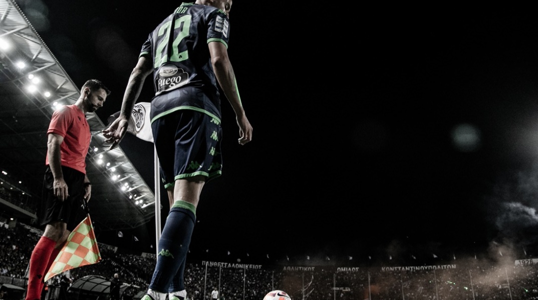 Παίκτης του Παναθηναϊκού εκτελεί κόρνερ