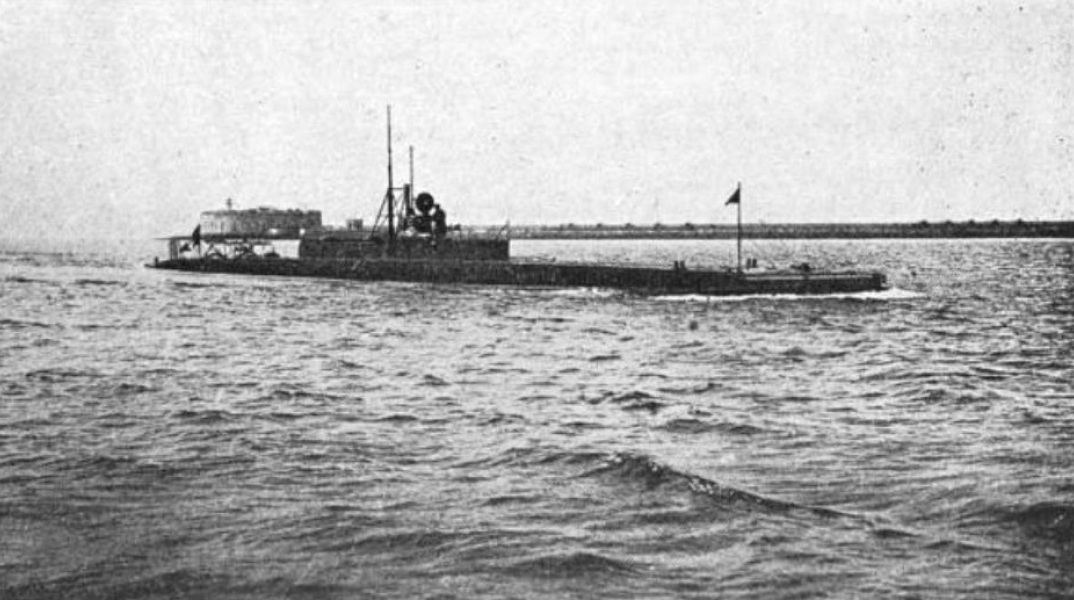 Το υποβρύχιο FLOREAL σε πλου εν επιφανεία πριν τον Α’ΠΠ – The submarine FLOREAL in pre - WWI surface cruise.
