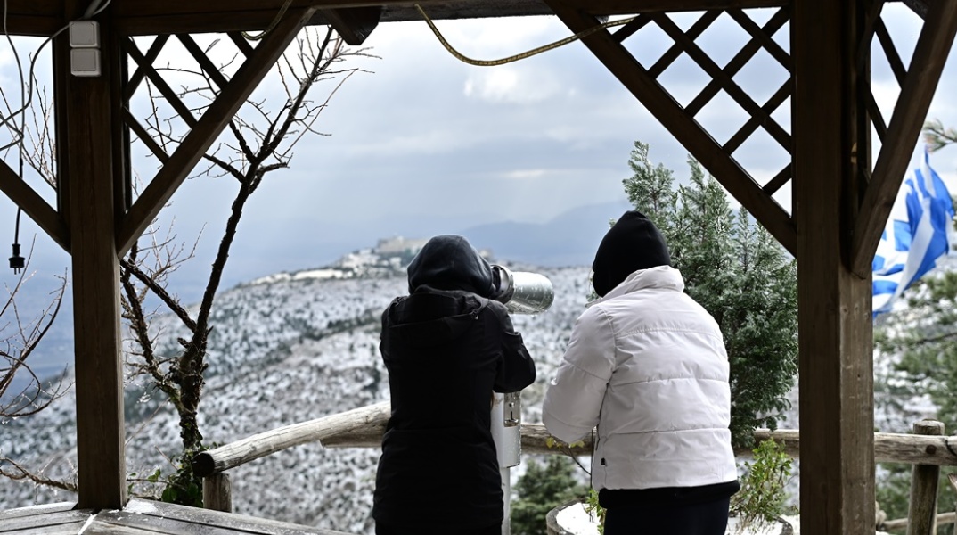 Πολίτες στη χιονισμένη Πάρνηθα