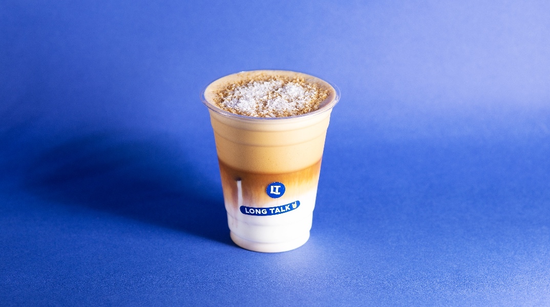 Πού θα βρεις κρύο latte με γεύση καρύδα και σοκολάτα στην Καλλιθέα