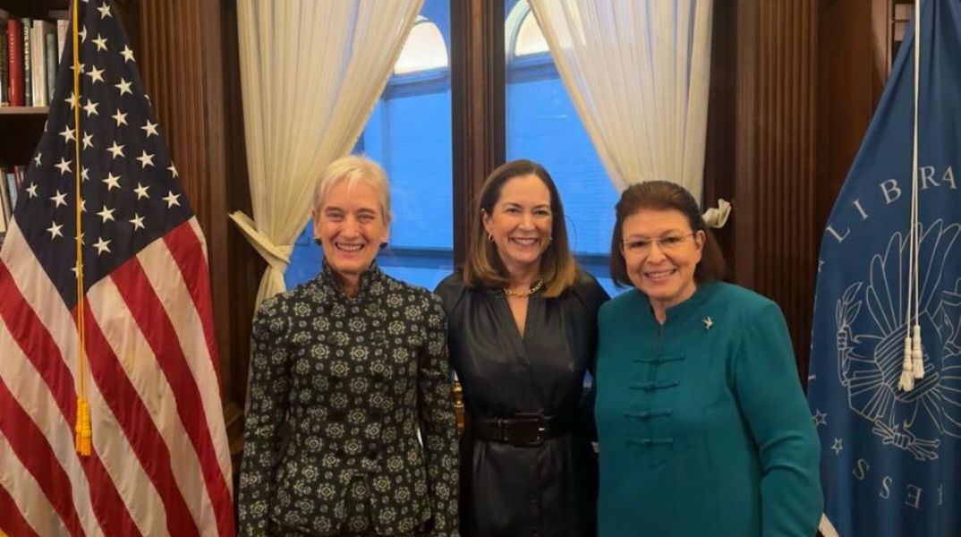 Μενδώνη - ΗΠΑ: Συνάντηση με  Lee Satterfield για πολιτισμό