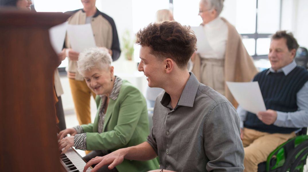 Η ενασχόληση με τη μουσική συνδέεται με καλύτερη υγεία του εγκεφάλου σε ηλικιωμένους