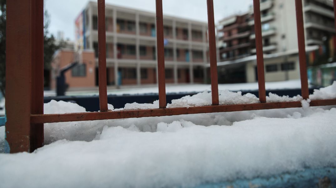 Από ώρα σε ώρα οι ανακοινώσεις για το κλείσιμο των σχολείων 