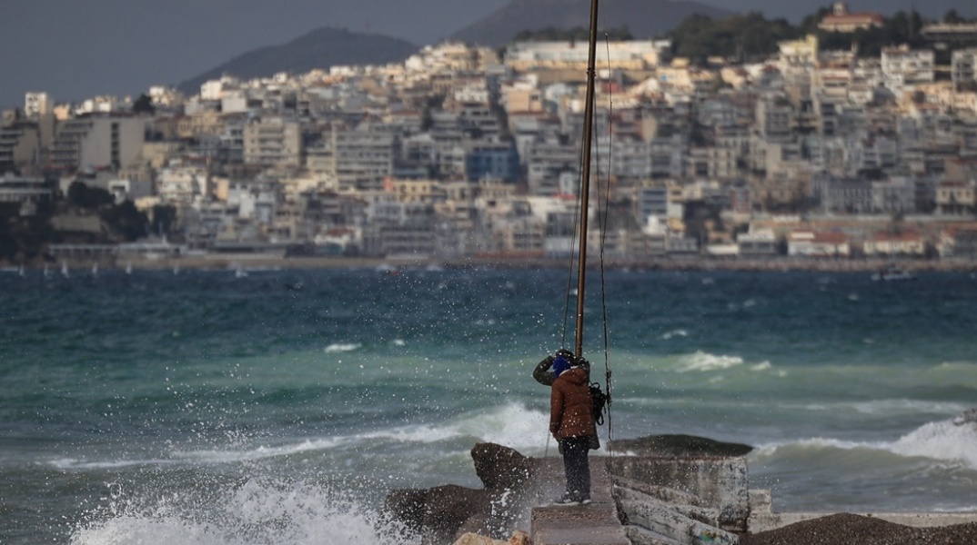 Κύματα έξω από το λιμάνι του Πειραιά