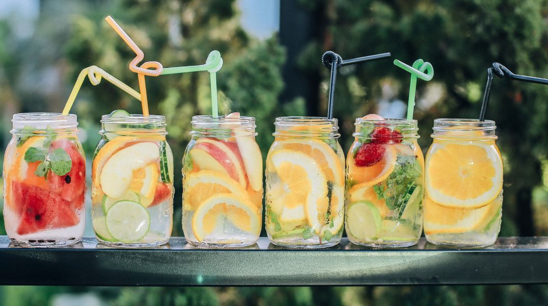 ΑΑΔΕ: Φθηνότερα τα αναψυκτικά «στο χέρι» με ΦΠΑ 13%