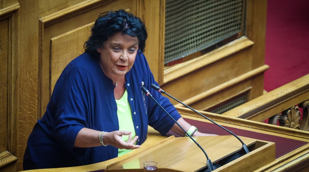 Η βουλεύτρια του ΚΚΕ, Λιάνα Κανέλλη, στα έδρανα της Βουλής