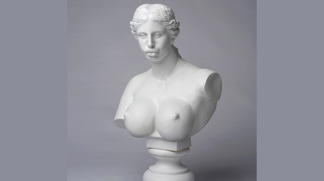 Νέες νόρμες σώματος: Τα γυναικεία γερακίσια νύχια & το ταμπού της αφής