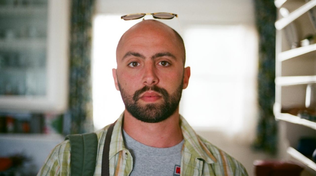 «Το χρονικό ενός δυσλεκτικού»: Ο Ντίνος Ψυχογιός μιλάει για τη νέα του παράσταση