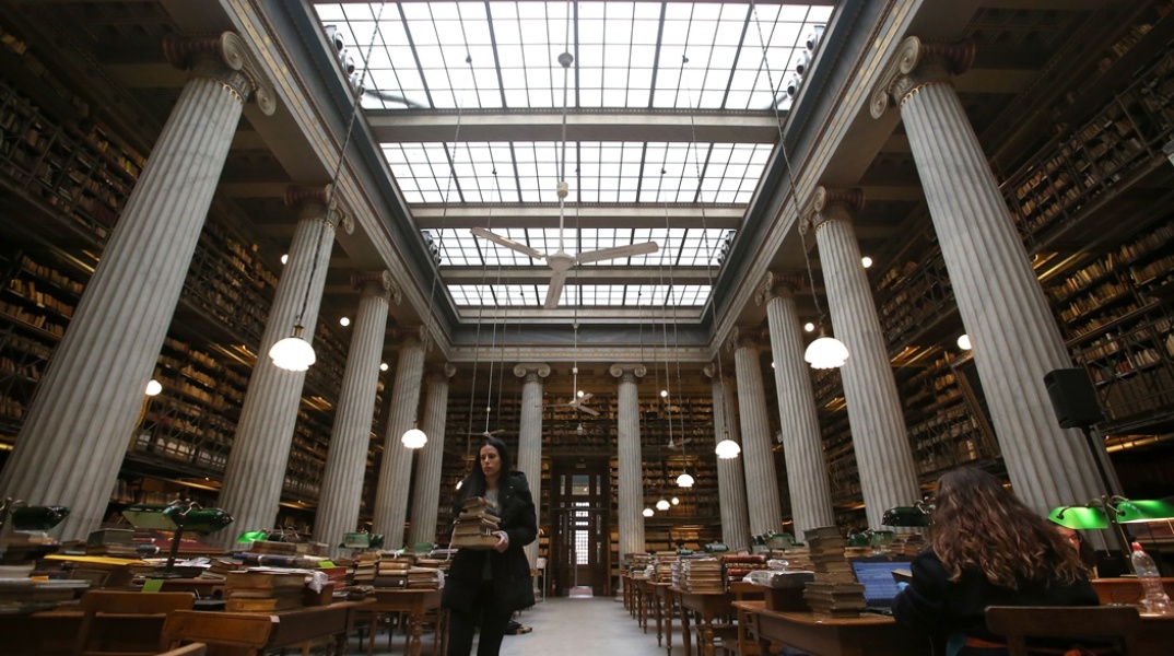 Φωτογραφία από το εσωτερικό της Εθνικής Βιβλιοθήκης πριν μεταφερθεί από την Πανεπιστημίου στο Ίδρυμα Σταύρος Νιάρχος
