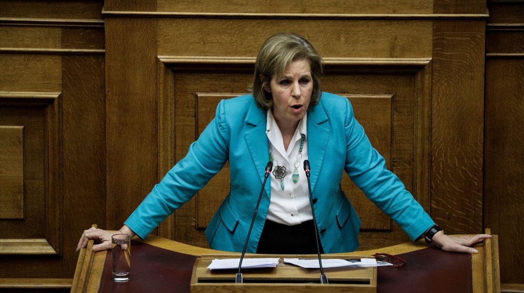 Η Εύη Χριτοφιλοπούλου σε παλαιότερο στιγμιότυπο από το βήμα της Βουλής