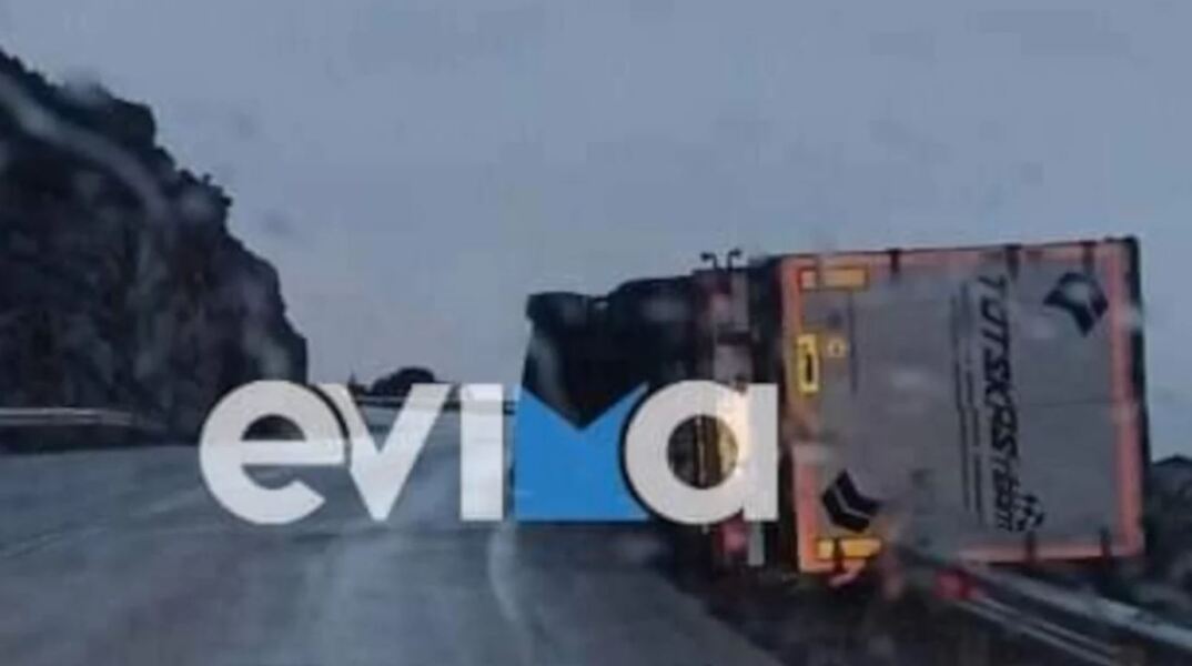 Τροχαίο ατύχημα στην Εύβοια - Νταλίκα κρέμεται σε γκρεμό για ώρες