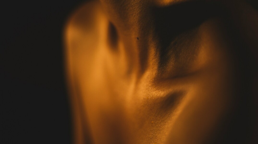 Ο λαιμός γυναίκας στο ημίφως