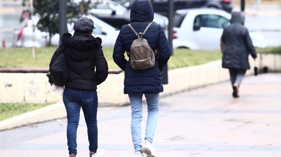 Πολίτες με χοντρά ρούχα για το κρύο που επικρατεί