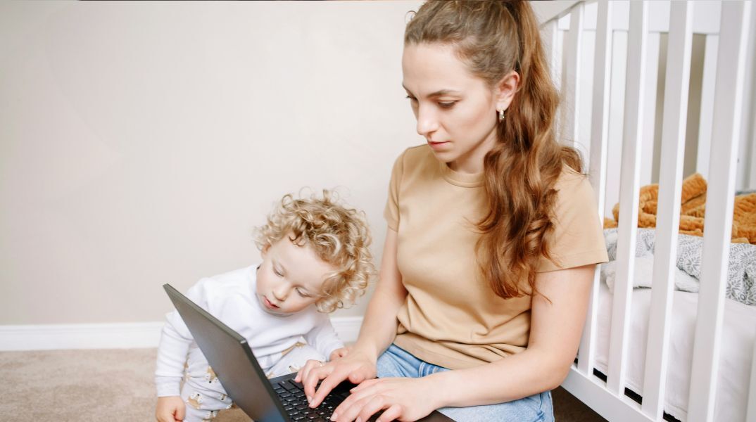 Η ΑΑΔΕ στέλνει «δώρο» το ΑΦΜ σε όλα τα παιδιά με τα πρώτα τους γενέθλια