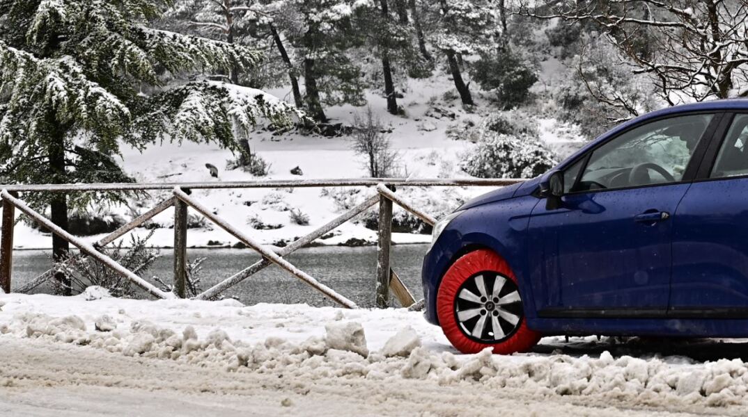 Σώοι οι οδηγοί που είχαν εγκλωβιστεί στην Πάρνηθα