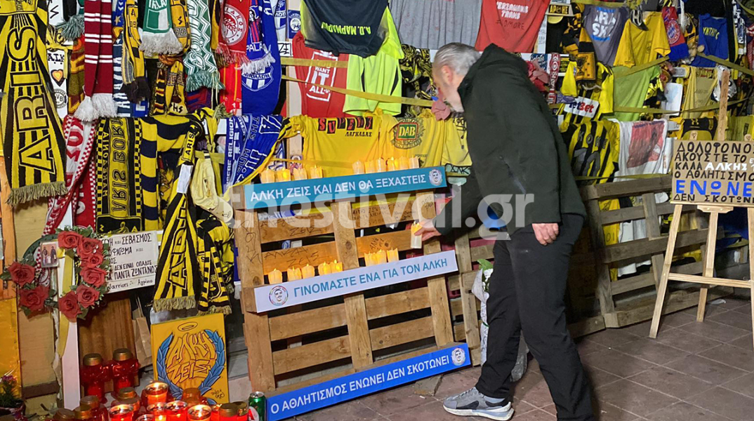 Κεριά στο σημείο της δολοφονίας του Άλκη Καμπανού δύο χρόνια μετά το έγκλημα