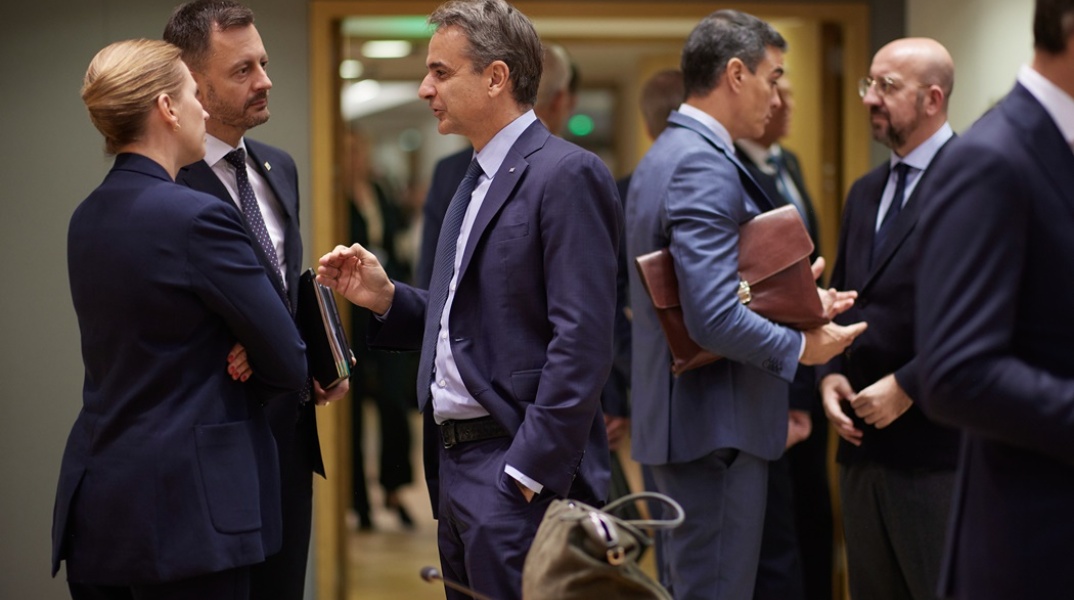 Στιγμιότυπο από το περιθώριο συνεδρίασης του Ευρωπαϊκού Συμβουλίου στις Βρυξέλλες όπου εικονίζεται ο Έλληνας πρωθυπουργός, Κυριάκος Μητσοτάκης