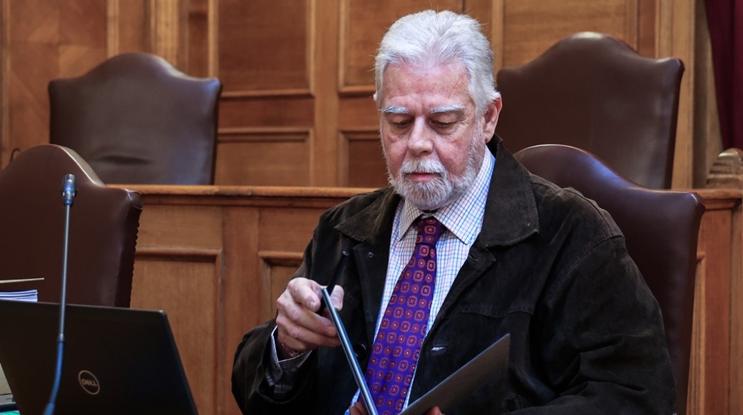 Ο Παναγιώτης Τερεζάκης κατά τη διάρκεια της κατάθεσής του στην Εξεταστική για τα Τέμπη