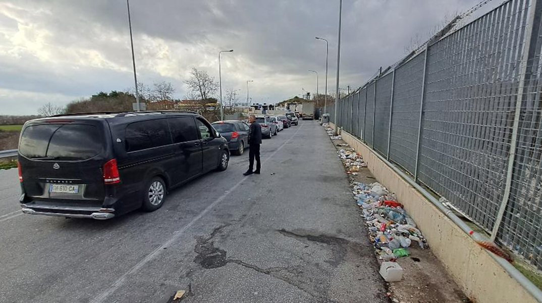 Σκουπίδια στο τελωνείο των Κήπων