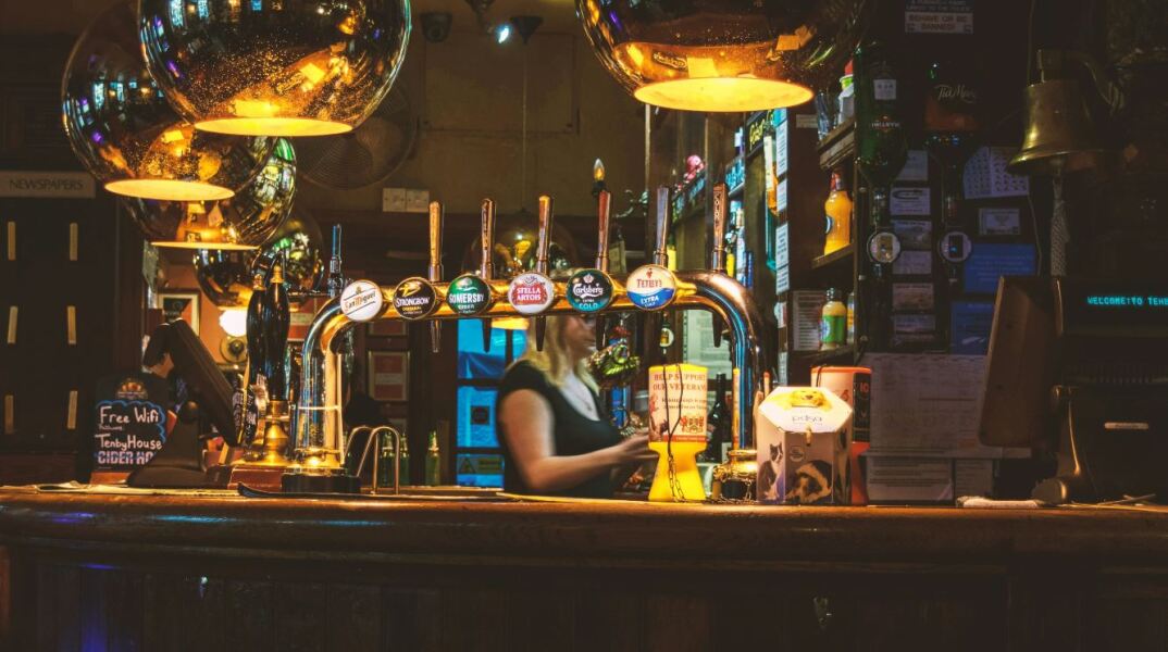 Ηράκλειο: Ιδιοκτήτης μπαρ εξωθούσε τρεις γυναίκες στην πορνεία