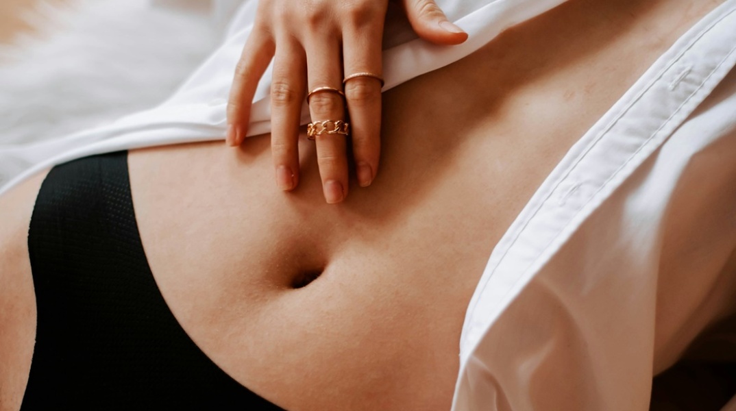 Γυναίκα έχει ακουμπήσει το χέρι της στην κοιλιά της