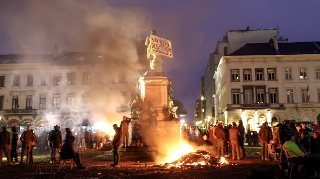 Αγρότες έβαλαν φωτιά σε δρόμο των Βρυξελλών συνεχίζοντας τις αγροτικές κινητοποιήσεις