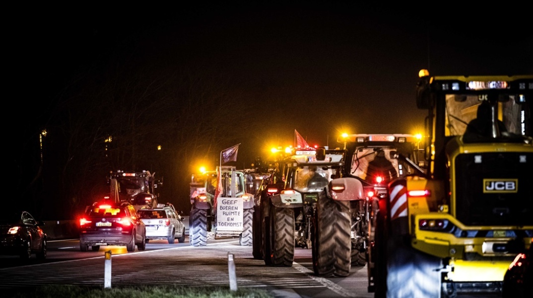 Τρακτέρ αγροτών παραταγμένα στο Βέλγιο