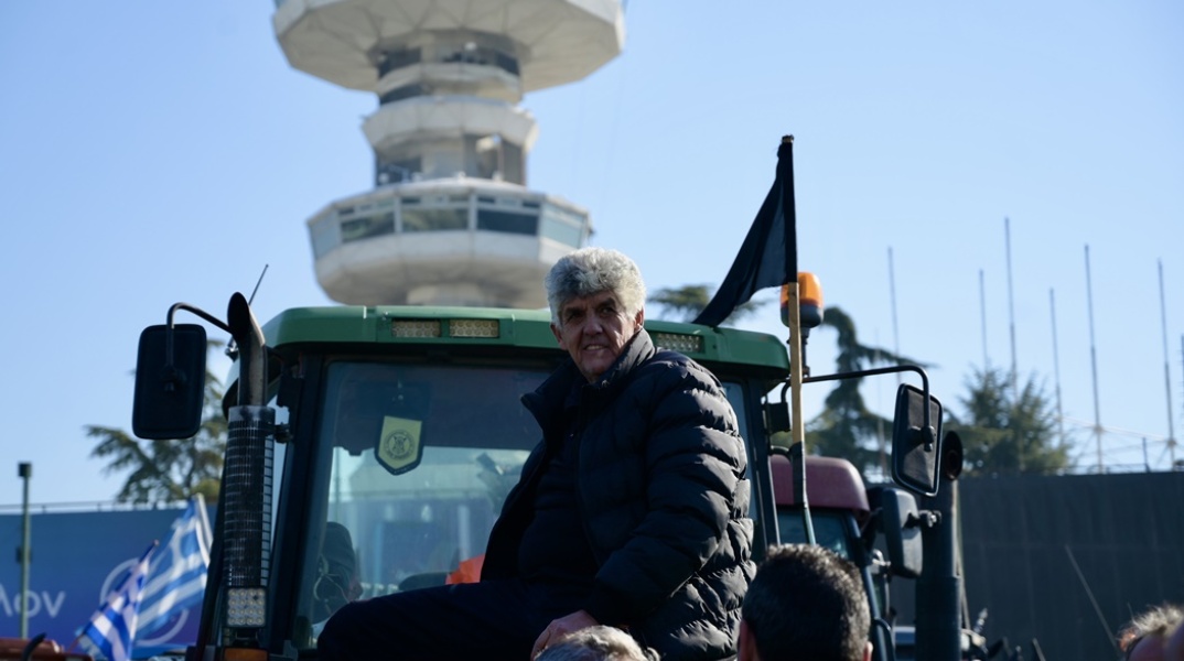 Αγρότης πάνω στο αγροτικό του όχημα στο κέντρο της Θεσσαλονίκης