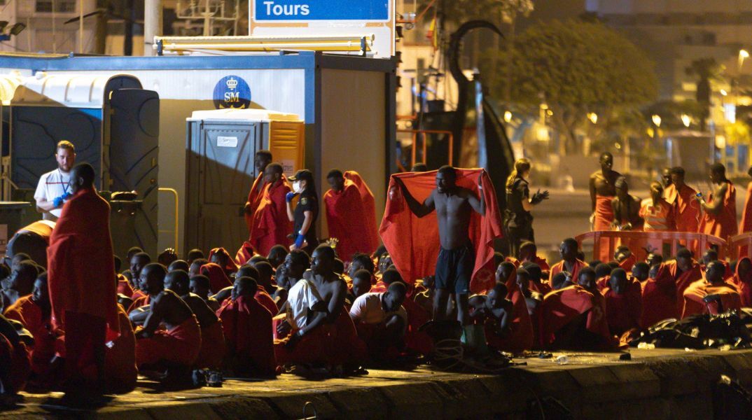 Ισπανία: Πρωτοφανής αριθμός αιτούντων άσυλο - Εκατοντάδες μετανάστες συνωστίζονται στο αεροδρόμιο της Μαδρίτης σε ανθυγιεινές συνθήκες.