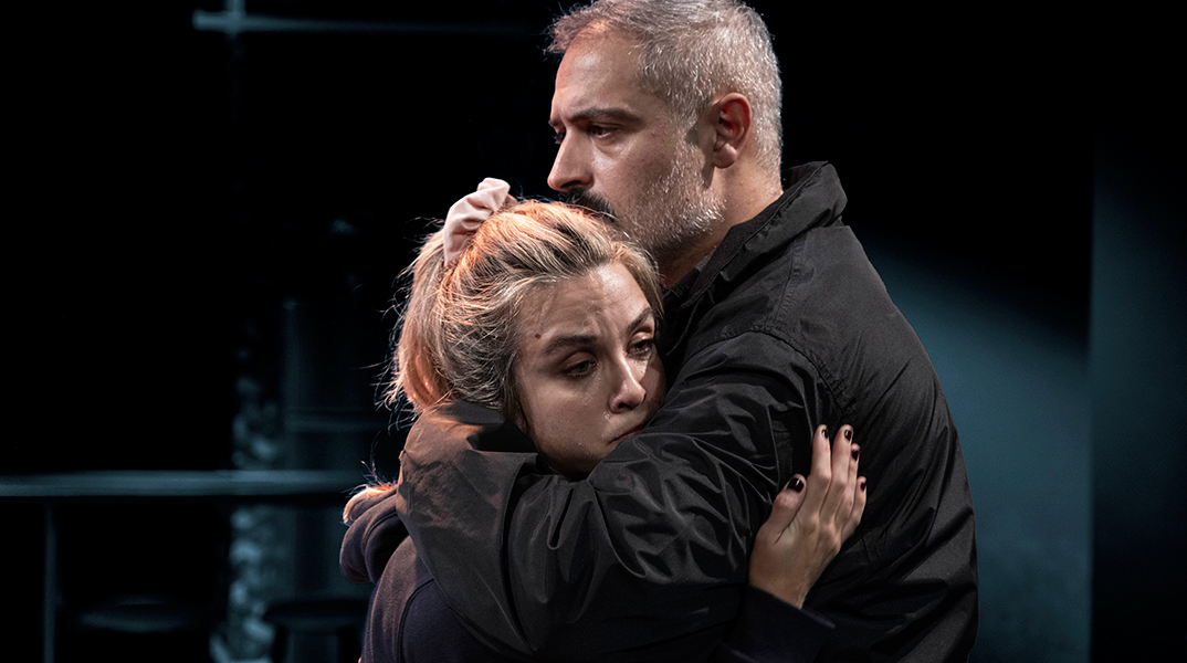 «Μακριά από παιδιά» στο θέατρο Ιλίσια