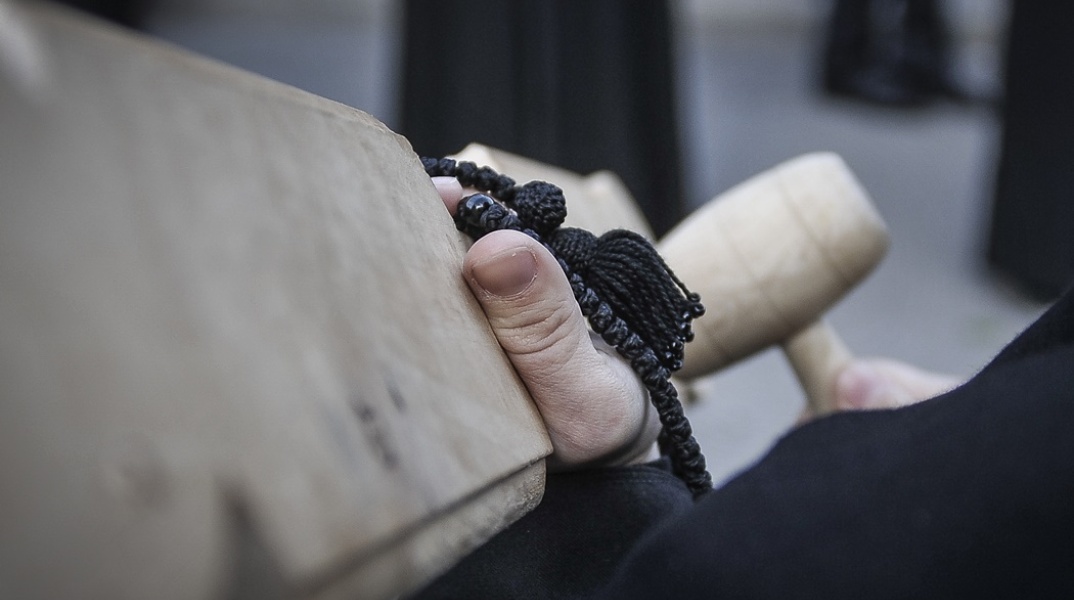 Μοναχή με το κομποσκοίνι της