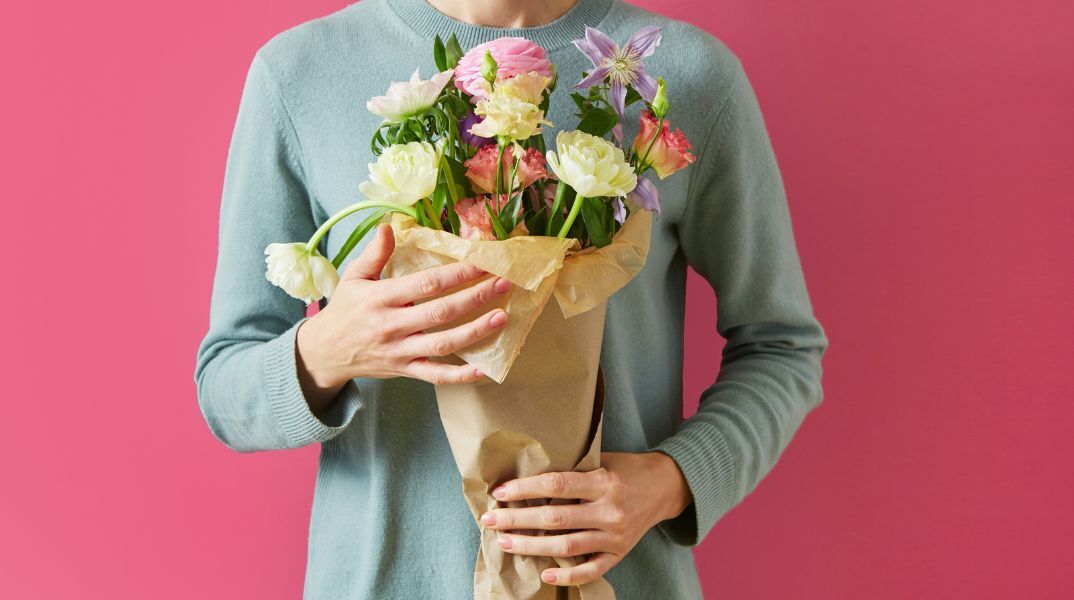 Ποιοι γιορτάζουν σήμερα 4 Φεβρουαρίου; Το εορτολόγιο της Athens Voice σου τους θυμίζει. Μην ξεχάσεις να τους δώσεις τις καλύτερες ευχές σου!