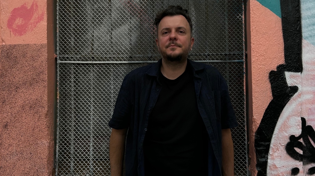ΛΕΠΥΡ: Ο Απόστολος Άγγος μιλάει για τον δίσκο «Bukurana», τη μουσική και τη ζωή στη Βαρκελώνη.