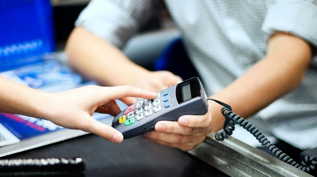 ΑΑΔΕ - Διασύνδεση ταμειακών με POS: καμία επιπλέον παράταση στο χρονοδιάγραμμα - Οι προθεσμίες για τους επαγγελματίες και τις επιχειρήσεις. 