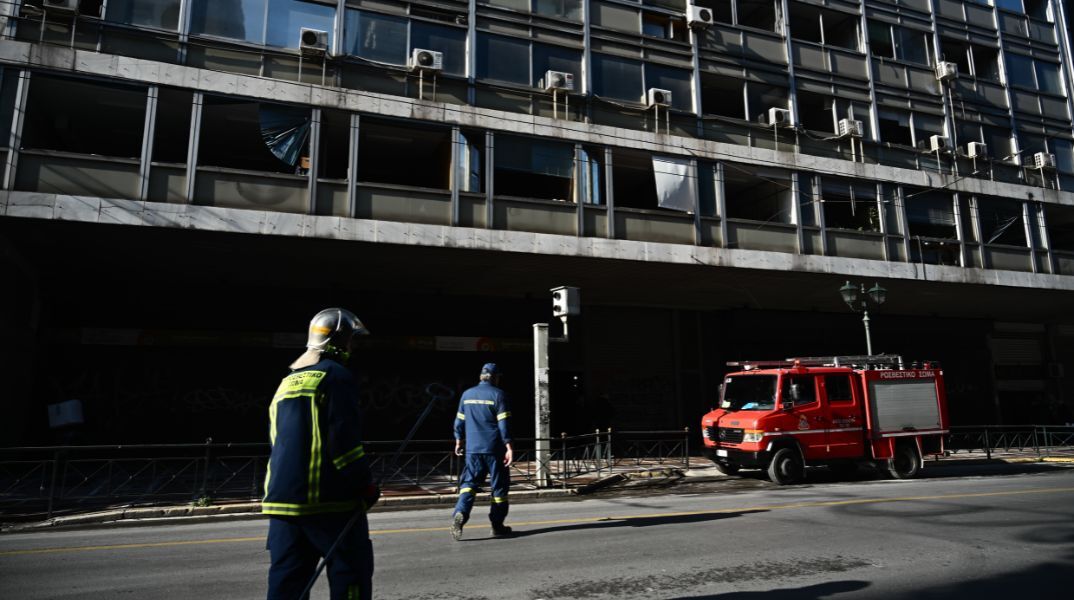 Βόμβα στο υπουργείο Εργασίας: Τρία έως πέντε κιλά εκρηκτικών - Το υλικό και η μέθοδος των δραστών - Οι εκτιμήσεις της Αντιτρομοκρατικής.