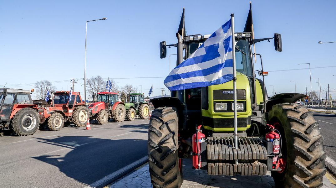 Χαλκιδική: Οι αγρότες έκλεισαν την εθνική οδό στο ύψος των Μουδανιών - Ακινητοποιούνται και τα δύο ρεύματα τουλάχιστον μέχρι τις οκτώ.