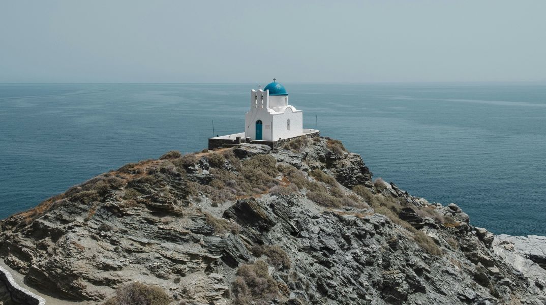 Conde Nast Traveler: Δεκάδες ελληνικές τοποθεσίες στη λίστα με τους 29 καλύτερους νησιωτικούς τουριστικούς προορισμούς για το 2024.