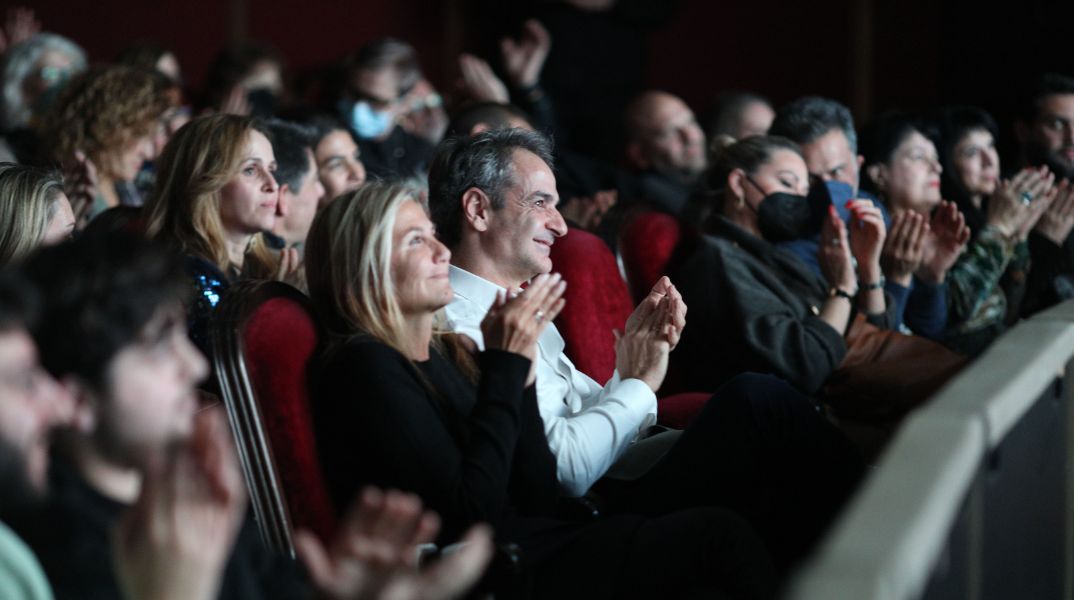 «Τρεις Ψηλές Γυναίκες»: Κυριάκος Μητσοτάκης και Μαρέβα Γκραμπόφσκι στο Δημοτικό Θέατρο Πειραιά - Παρακολούθησαν την παράσταση και μίλησαν με τους συντελεστές. 