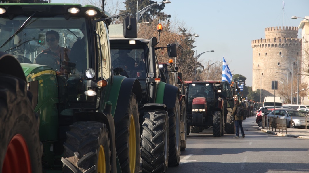 Οι αγρότες στα τρακτέρ του που είναι παραταγμένα στη Θεσσαλονίκη