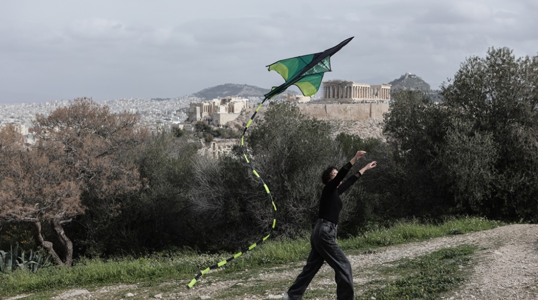 Κοπέλα επιχειρεί να πετάξει χαρταετό