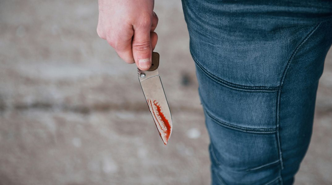 Ιταλία: Δεκαεπτάχρονος με ψυχικά προβλήματα επιτέθηκε με μαχαίρι σε καθηγήτριά του στο Βαρέζε - Δεν κινδυνεύει η ζωή της.