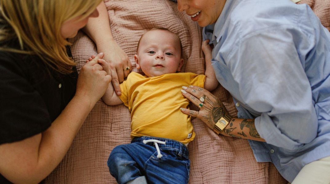 Ιταλία: Το εφετείο του Μιλάνου αποφάσισε ότι μόνο ο βιολογικός γονέας μπορεί να εγγράψει το παιδί του στα μητρώα γεννήσεων του δήμου.