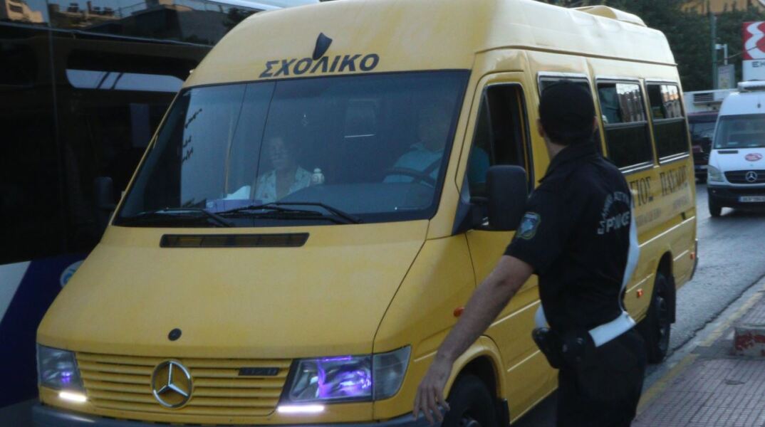 Σύγκρουση σχολικού λεωφορείου με ΙΧ στον Πειραιά