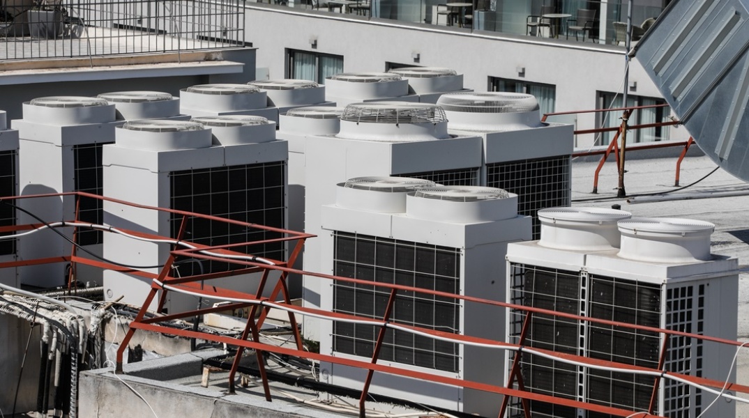 Εσωτερική μονάδα κλιματιστικών σε οροφή κτιρίου