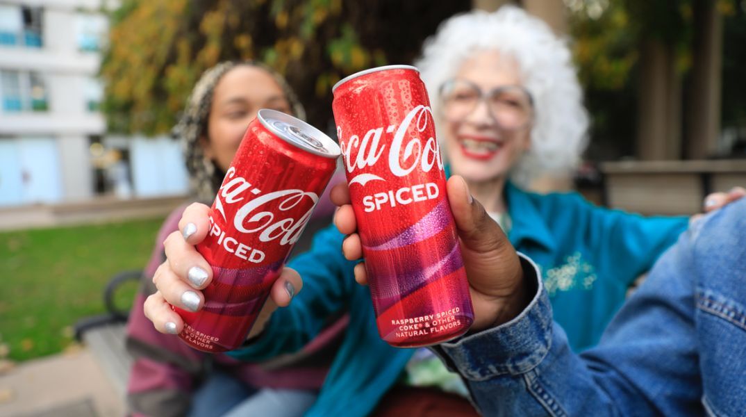 Coca-Cola Spiced: Νέα μόνιμη γεύση για το διάσημο αναψυκτικό - Η πρώτη εδώ και χρόνια - Το μέτωπο του ανταγωνισμού των ανθρακούχων. 