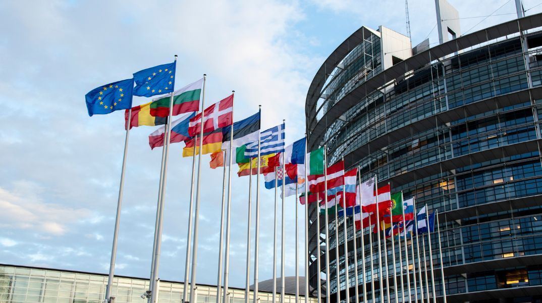 Ευρωπαϊκό Κοινοβούλιο: Καταδικάζει τις ρωσικές προσπάθειες υπονόμευσης της δημοκρατίας μέσω παρεμβάσεων και παραπληροφόρησης.