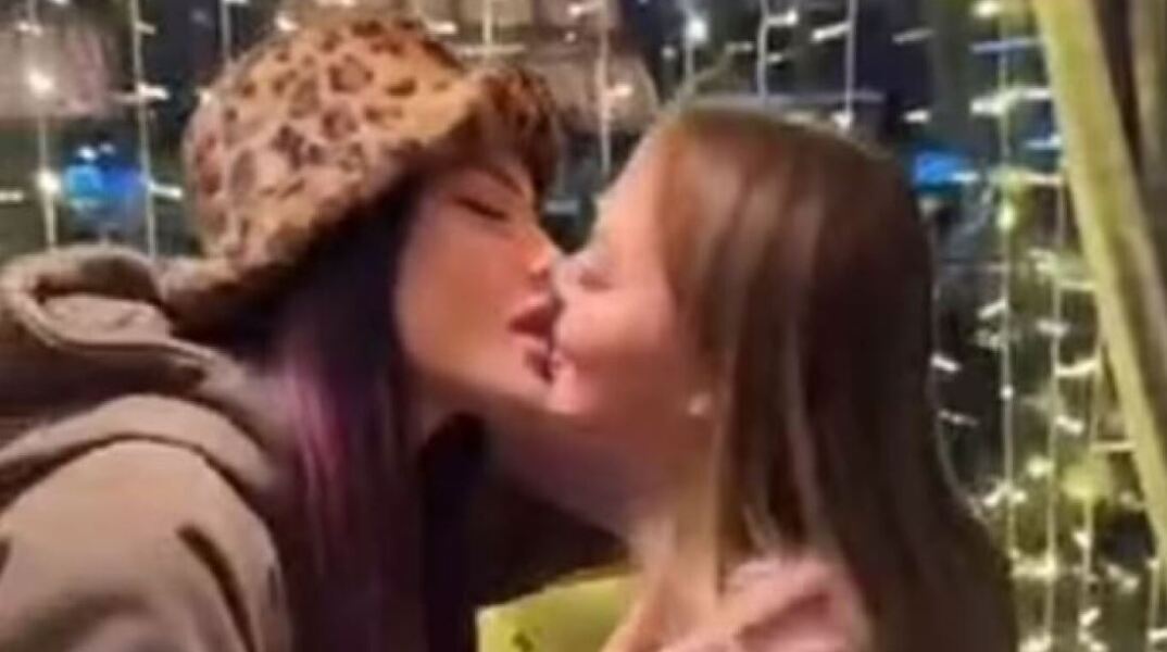 Ρωσία: Ιnfluencer υποχρεώθηκαν σε δημόσια απολογία επειδή φιλήθηκαν